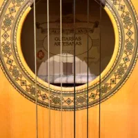 گیتار حرفه ای و دست ساز اسپانیایی Raimundo