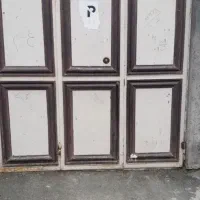 درب آهنی محکم و سالم
