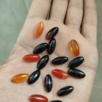 ۱۷ عدد نگین عقیق پرتقالی و مشکی عتیقه همش باهم ۳۰۰