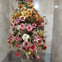 گلدان با گل های زیبای مصنوعی بزرگ مناسب سالن