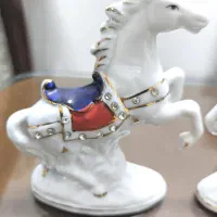 مجسمه اسب و گلدان و جاسیگاری وپارچ و لیوان