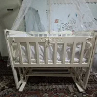 تخت کنار مادر گهواره‌ای