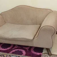 یک مبل یا راحتی سه نفرو دو نفره.  شیک و ساده