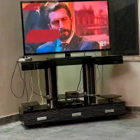 میز تلویزیون شیشه ای کاملا سالم