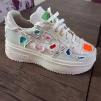 یک جفت کتونی دخترانه به فروش می‌رسد