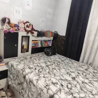 تخت دو نفره با کتابخانه و پاتختی