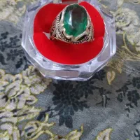 انگشتر زمرد ۱۲.۵ قیراط با رکاب نقره دست ساز