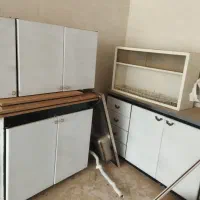 پنجره آهنی و کابینت دست دو