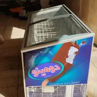 فریزر بستنی با قفسه های داخلش کامل