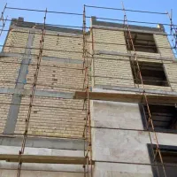 نیازمند نگهبان ساختمان در حال ساخت