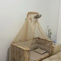 تخت کنار مادر