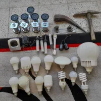 تعدادی لامپ‌ سوخته و پایه کابینت و کلنگ