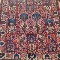 یک عدد قالیچه خشتی پشمی سالم دست بافت