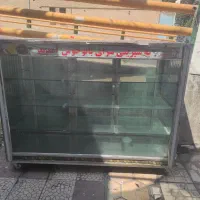 ویترین شیرینی خشک و زیر ترازو