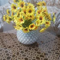 گلدان با گلهای مصنوعی