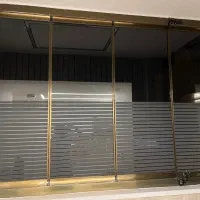 شیشه بالکنی در حد نو