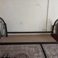 تخت خواب فلزی بزرگ و تخت کوچک
