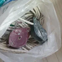 طناب و قرقره و چنگ ۲ عدد طناب هر طناب حدود ۱۵ متر
