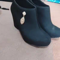 یک جفت کفش زیبا کارنکرده