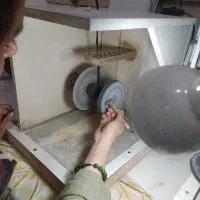 آموزش سنگ تراشی و گوهرتراشی در کارگاه