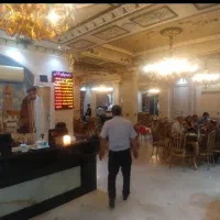 کارگر سالن کار در رستوران