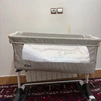 تخت کنار مادر زویه تمیز و سالم