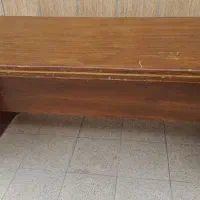 میز تحریر چوبی‌ بزرگ