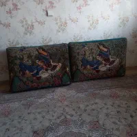 یک جفت پشتی دستباف ،آینه و شمعدان ،تلفن ومیزش