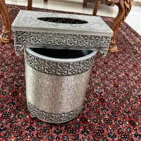 تعدادی ظروف و سطل زباله