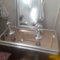 آینه و شمعدانی به همراه میز