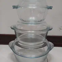 تعدادی ظروف شیشه ای