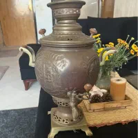 سماور زغالی برنجی هشت‌لیتری قلم‌زنی