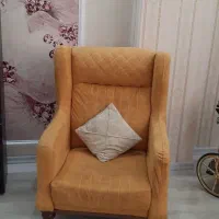 مبل ۷ نفره بسیار تمیز و شیک (رنگ کرم و نارنجی)