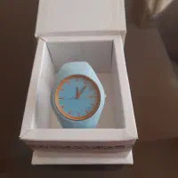 ساعت آنالوگ با بند آبی
