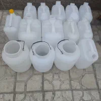 تعدادی دبه 20 لیتری و 10 لیتری
