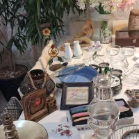 یه سری وسایل زیبا به فروش میرسد