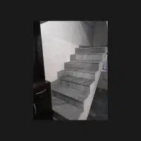 ساختمان دو طبقه که طبقه دوم اجاره داده میشود