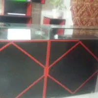 دوعدد میز و یک عدد شلف دیواری باکسی مناسب مغازه