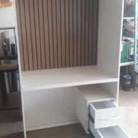 میز تحریر و کتاب خوانی و کامپیوتریک