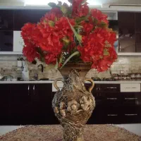 گلدان بهمراه گل