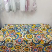 یک عدد نیمکت مبلی بادوعددکوسن زیباویک رخت اویز