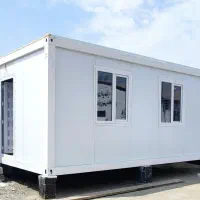 کارگر در کارخانه ابر سازه