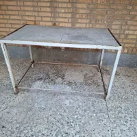 میز آهنی