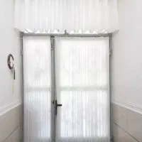 پرده پشت دری حریر شاین دار تمیز
