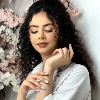خدمات و آموزش میکاپ و شینیون و بافت