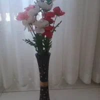 گلدان چوبی و ۳ شاخه گل میخک