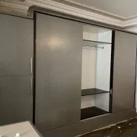 کمد دیواری طوسی رنگ با جنس خوب و در حد نو
