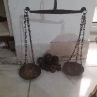 ترازو قدیمی با کفه برنجی