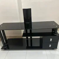 میز تلویزیون شیشه ای مشکی بسیار تمیز