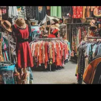 مقداری لباس نو فروخته میشود